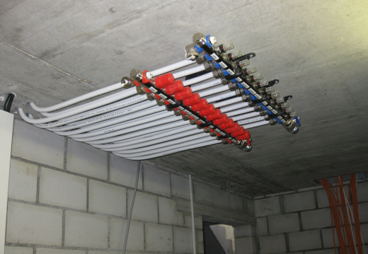 Heizkreisverteiler an Decke
