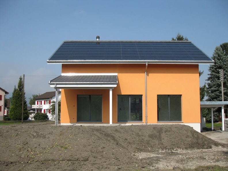 Minergie_Haus_mit_Waermepumpe_und_Photovoltaik.jpg