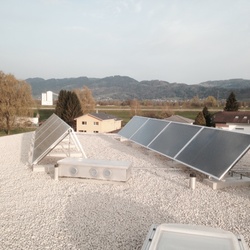 Luft Wasser Waermepumpe und Solar für Minergie Mehrfamilienhaus